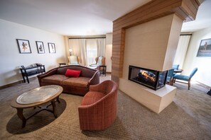 Suite, Tower (Chief Suite Cherokee Tower) | In-room safe, desk, laptop workspace, blackout drapes