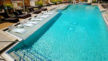 2 utendørsbassenger, bassengtelt (mot betaling) og solsenger