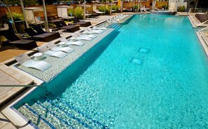 2 piscinas externas, funciona das 8h às meia-noite, barracas