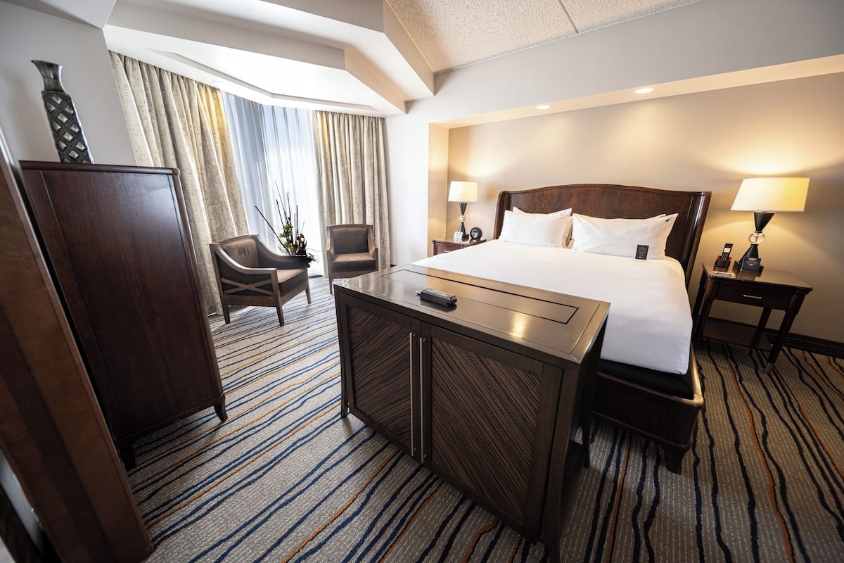 Suite, Tower (Cherokee Hard Rock) | In-room safe, desk, laptop workspace, blackout curtains