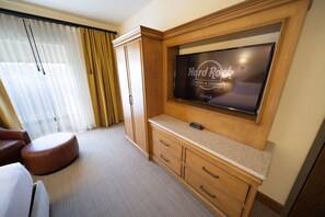 In-room safe, desk, laptop workspace, blackout curtains - Hard Rock Hotel and Casino Tulsa (Catoosa)