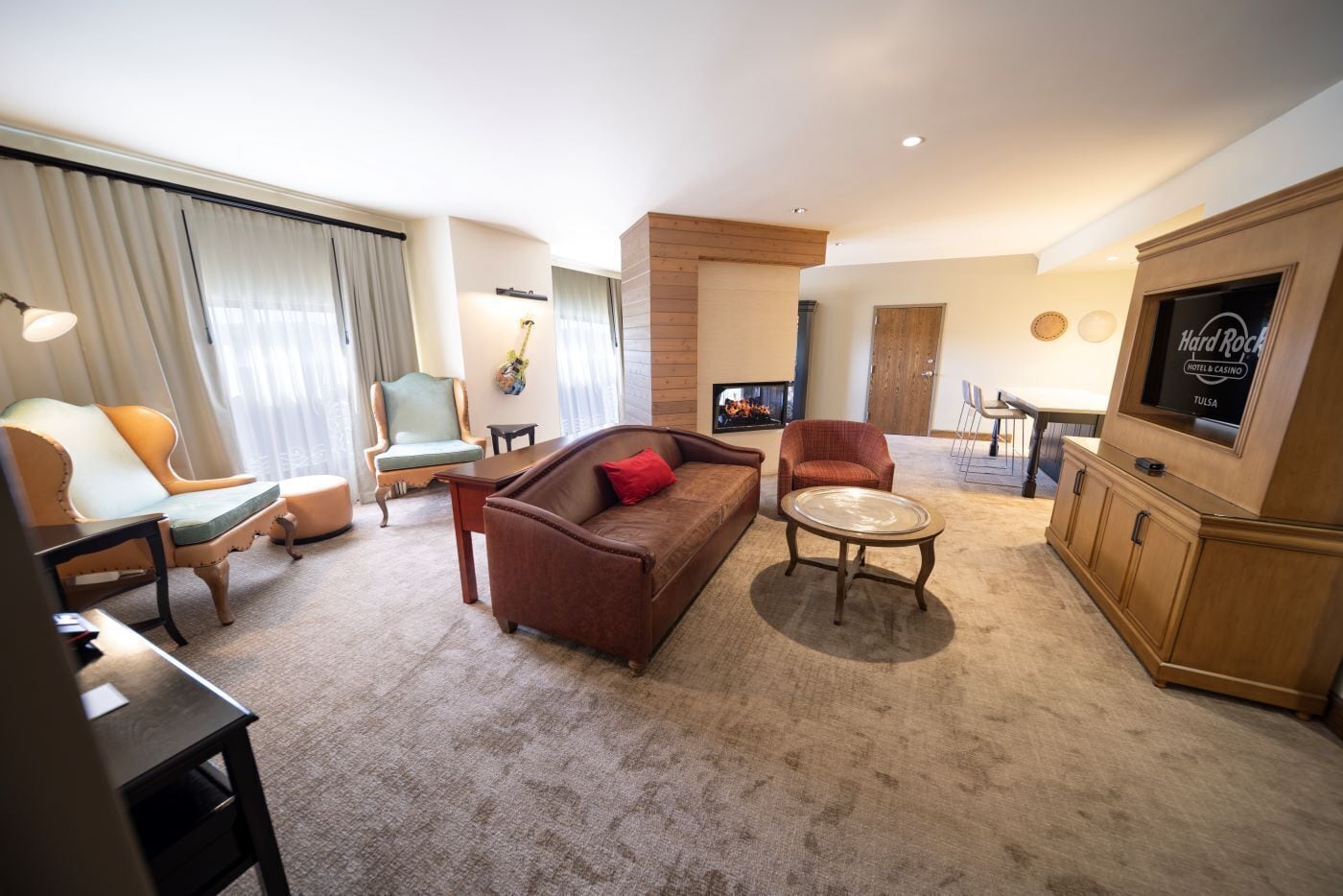 Pengeskab på værelset, skrivebord, arbejdsområde til bærbare computere