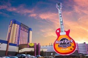 Un hotel y casino Hard Rock en Tulsa, con un gran letrero con forma de guitarra.