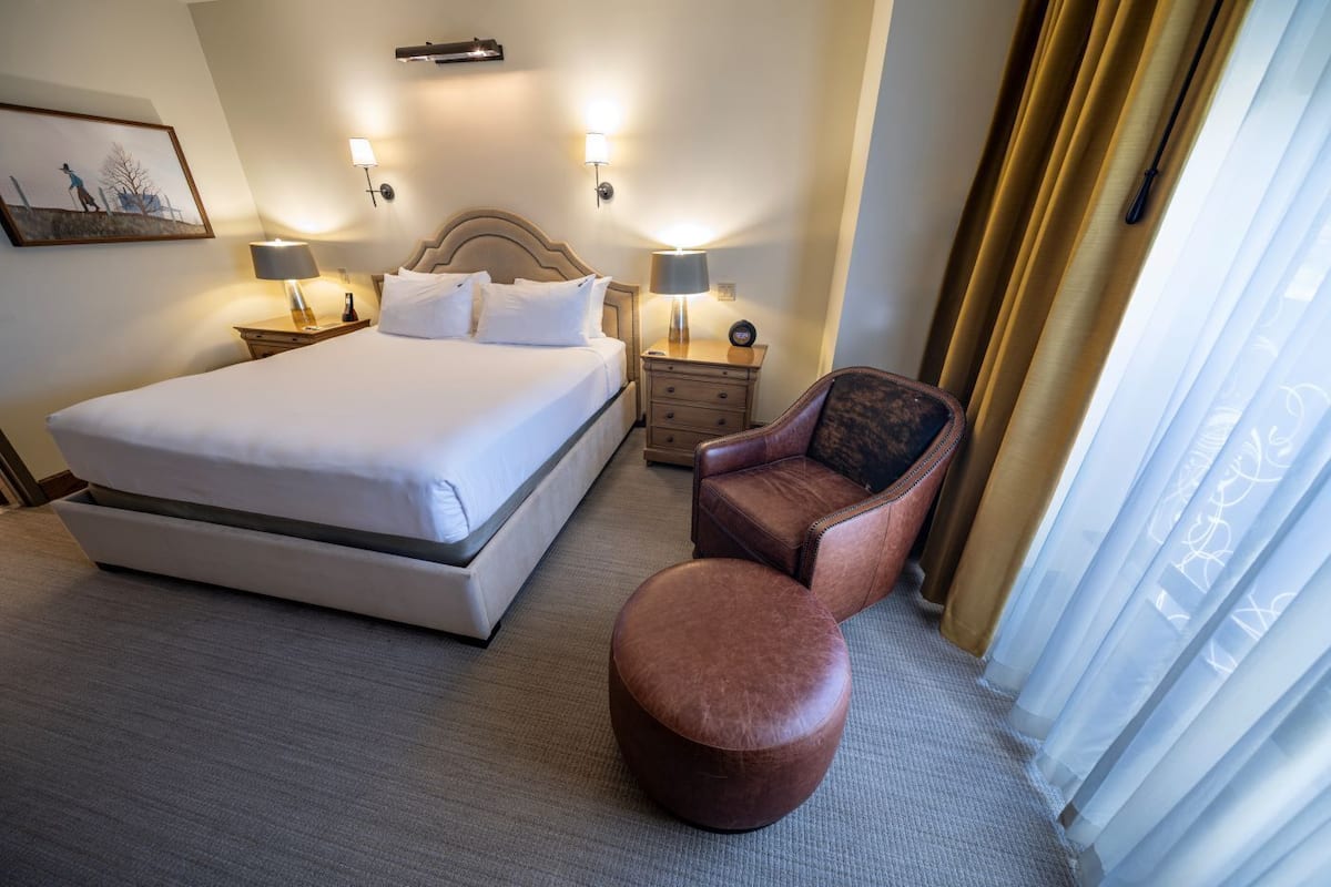 Zimmersafe, Schreibtisch, laptopgeeigneter Arbeitsplatz