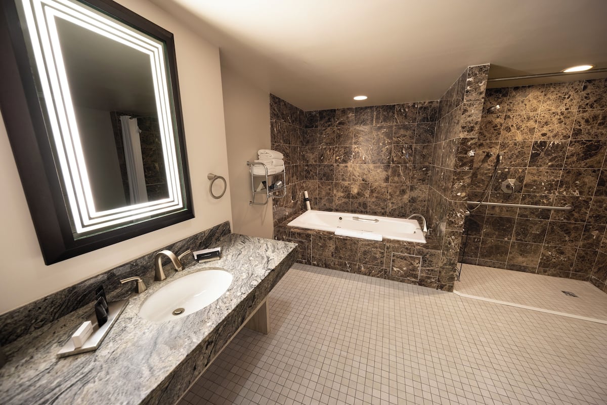 Haartrockner, Handtücher, Seife, Shampoo