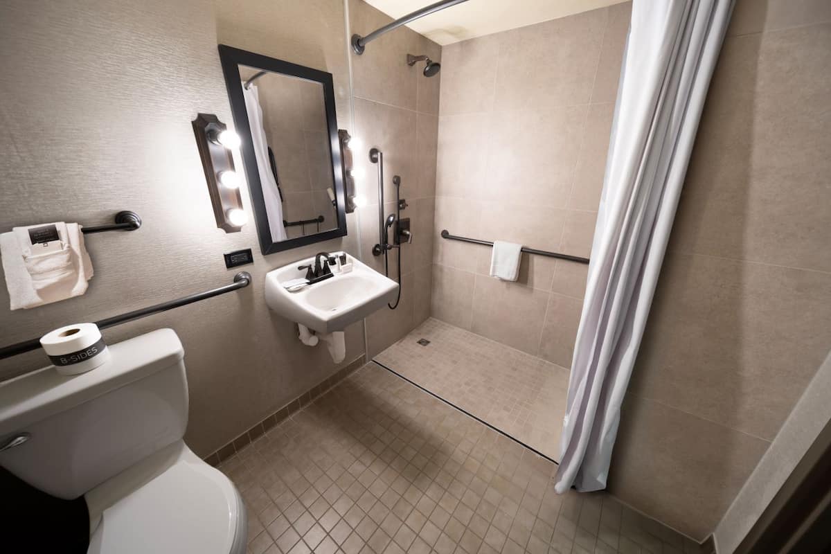 Haartrockner, Handtücher, Seife, Shampoo