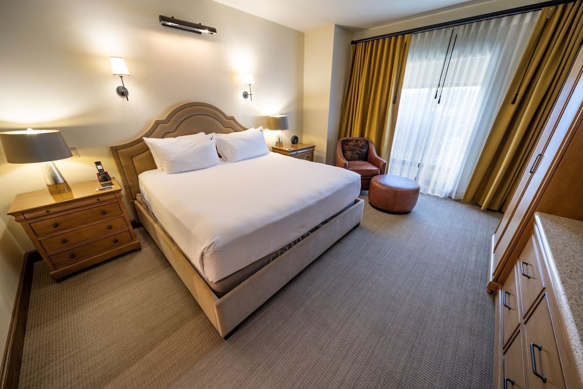 Suite, Tower (Chief Suite Cherokee Tower) | In-room safe, desk, laptop workspace, blackout curtains