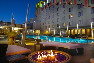 2 室外游泳池，08:00 至 00:00 开放，收费帐篷屋，日光浴躺椅