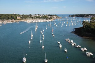 Un port de plaisance où de nombreux bateaux sont amarrés.