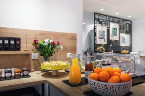 Petit déjeuner buffet (13.00 EUR par personne)