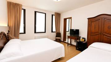 Superior with Extra Bed | Coffres-forts dans les chambres, bureau, Wi-Fi gratuit, draps fournis