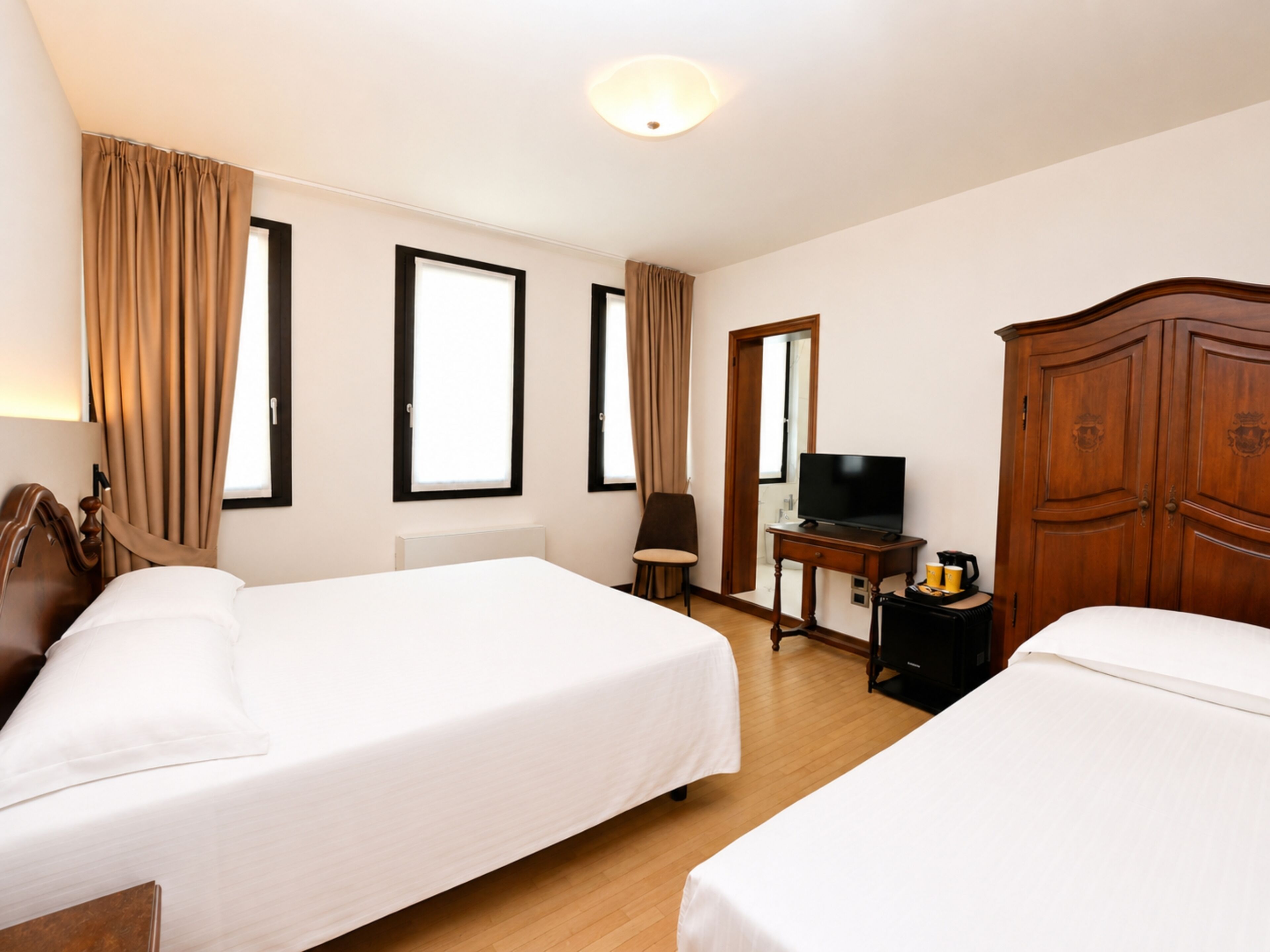 Superior with Extra Bed | Camas com colchões de espuma com sistema de memória, cofres nos quartos