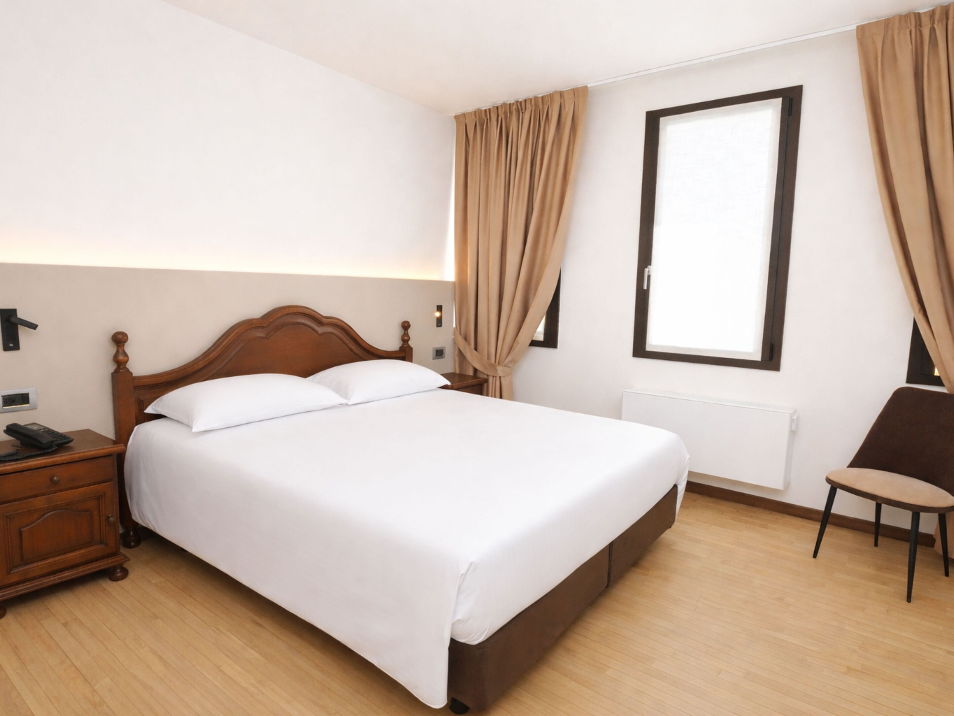 Deluxe | In-room safe, desk, free WiFi, bed sheets