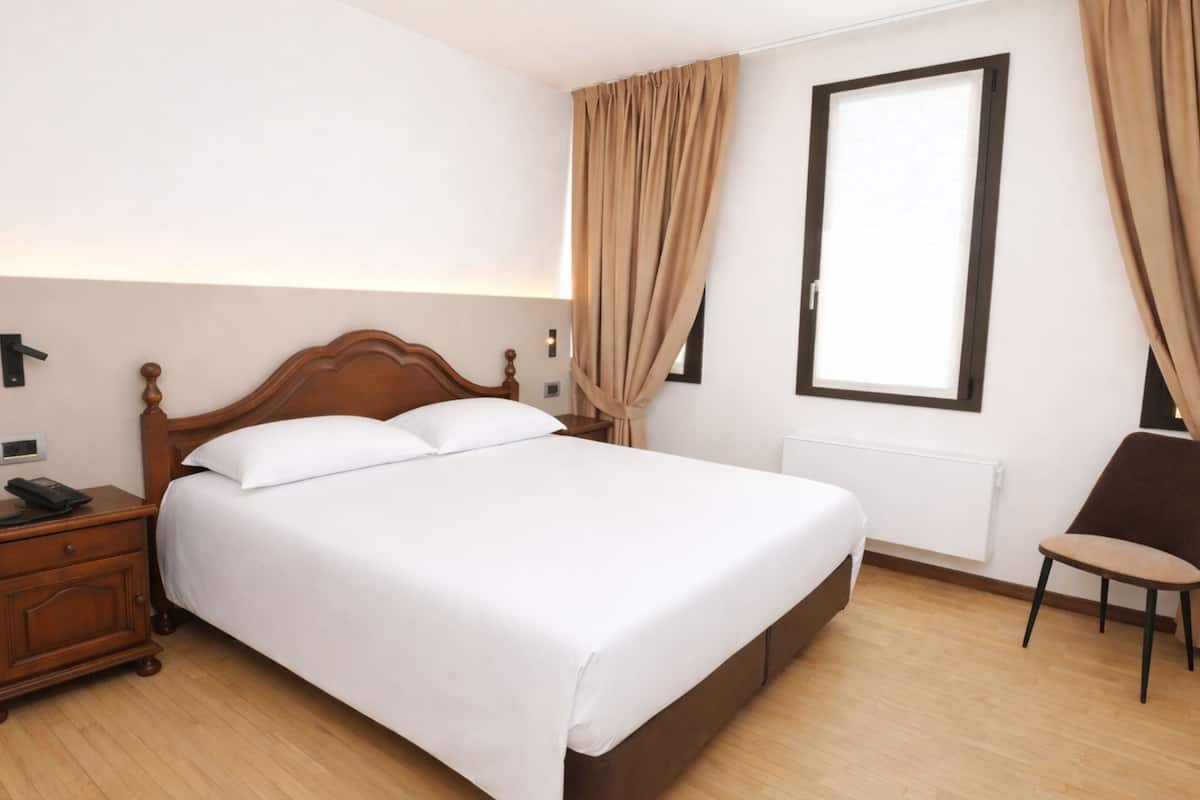 Deluxe | In-room safe, desk, free WiFi, bed sheets