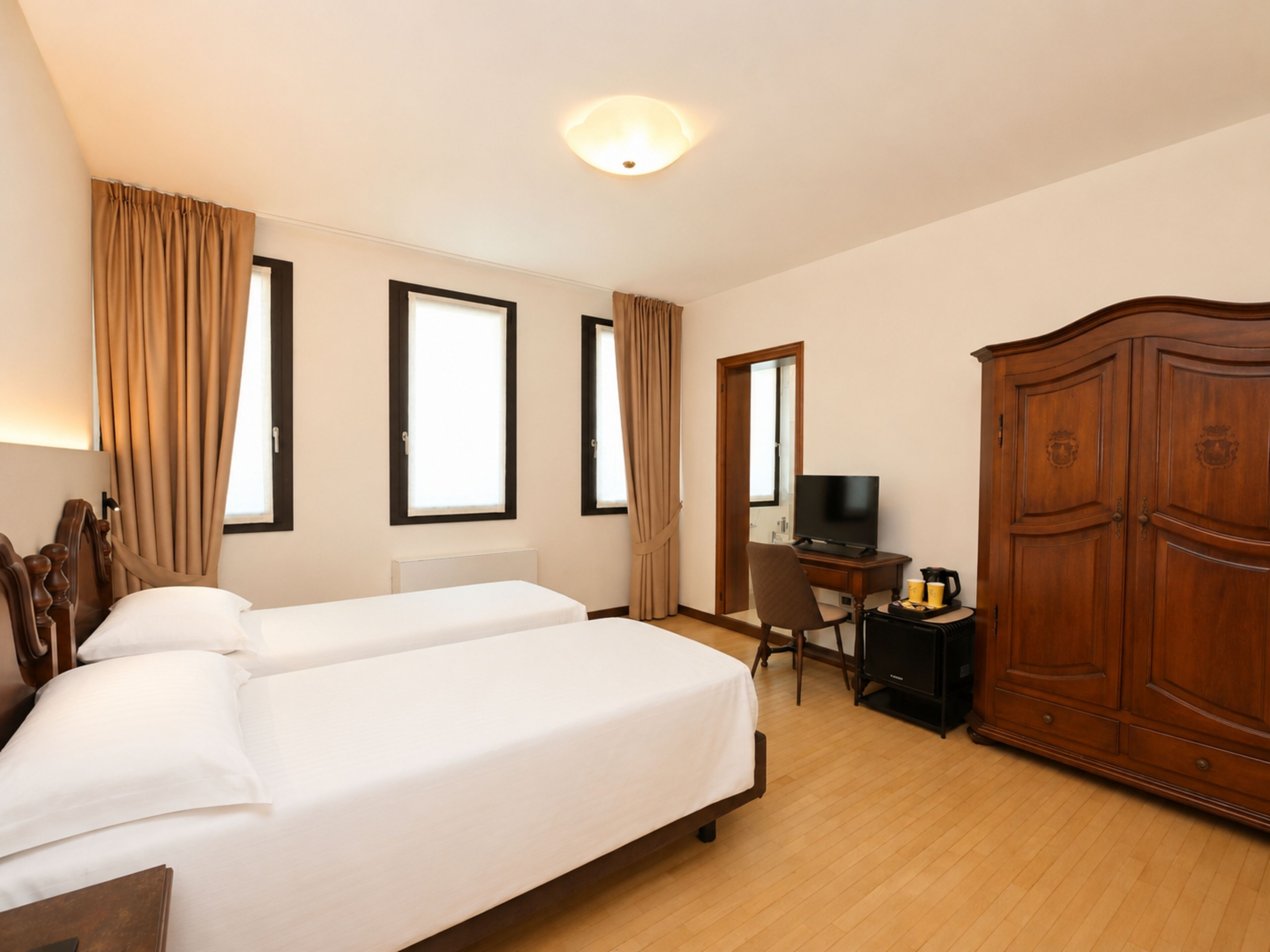 Deluxe | Materassi in memory foam, una cassaforte in camera, una scrivania
