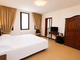 Deluxe | Memory foam beds, in-room safe, desk, free WiFi