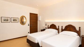 Deluxe | Memory foam beds, in-room safe, desk, free WiFi