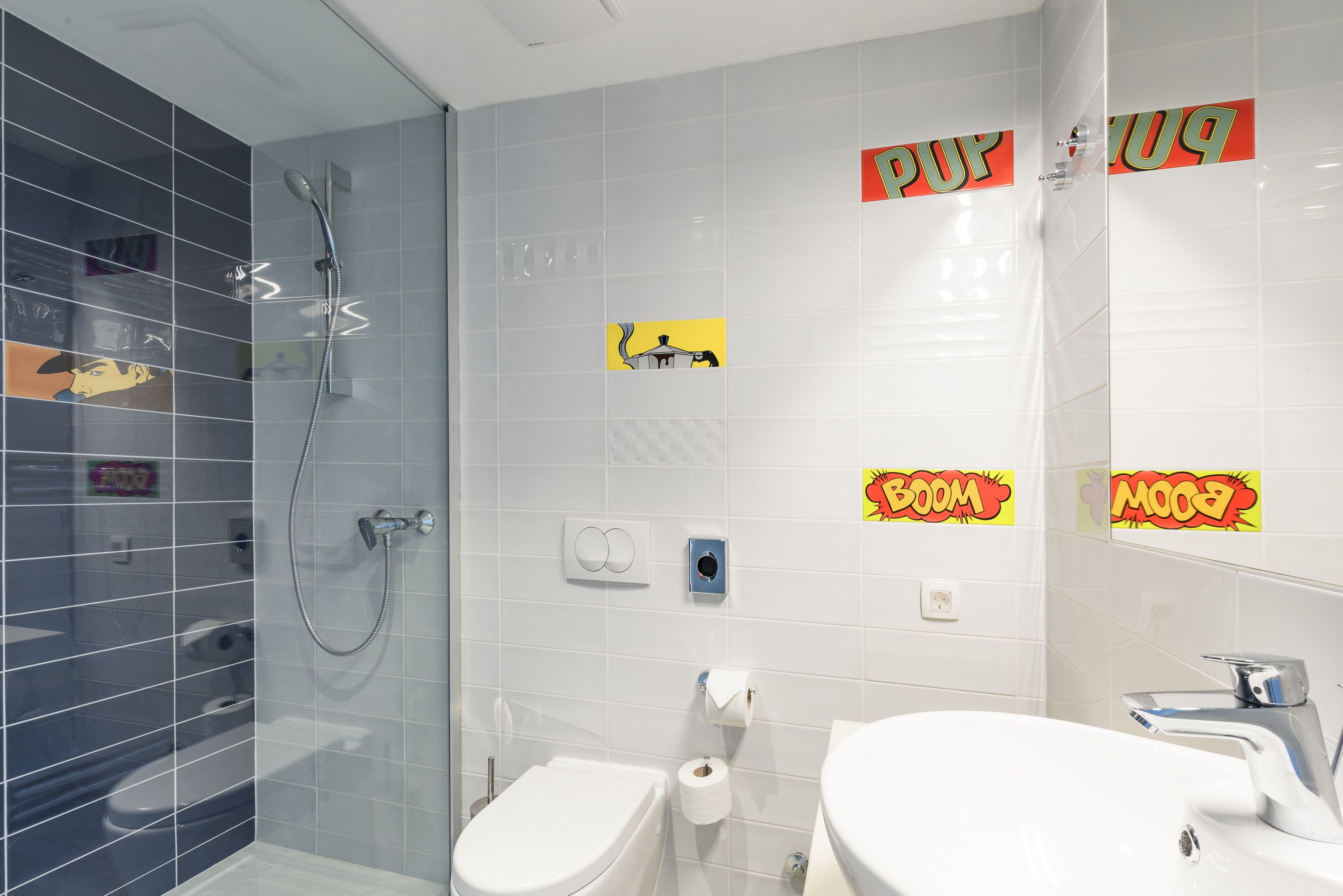 Un baño con ducha, inodoro y lavamanos.