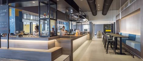 2 bars/lounges, poolside bar