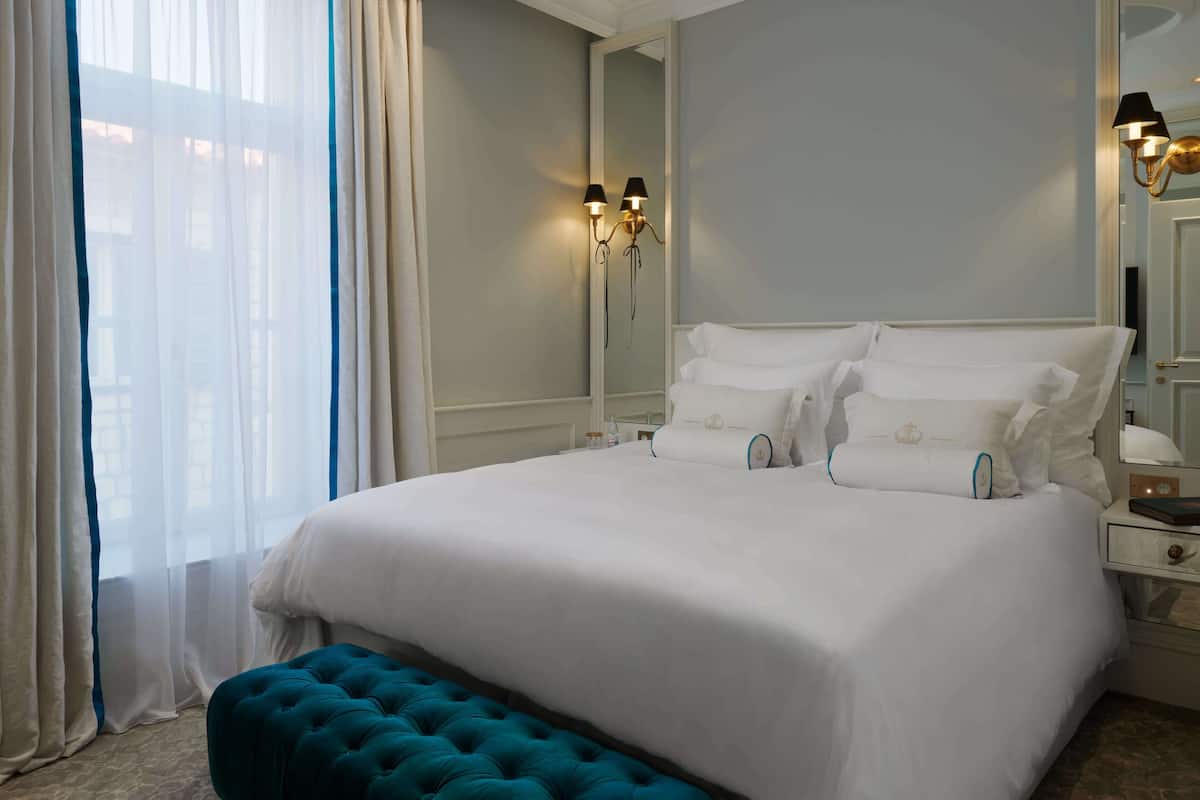 Deluxe suite, uitzicht op stad | 1 slaapkamer, hypoallergeen beddengoed, een minibar