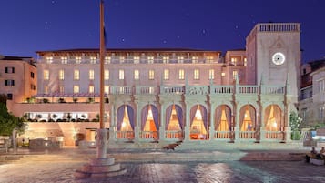 Façana frontal de l'allotjament (vespre/nit)
