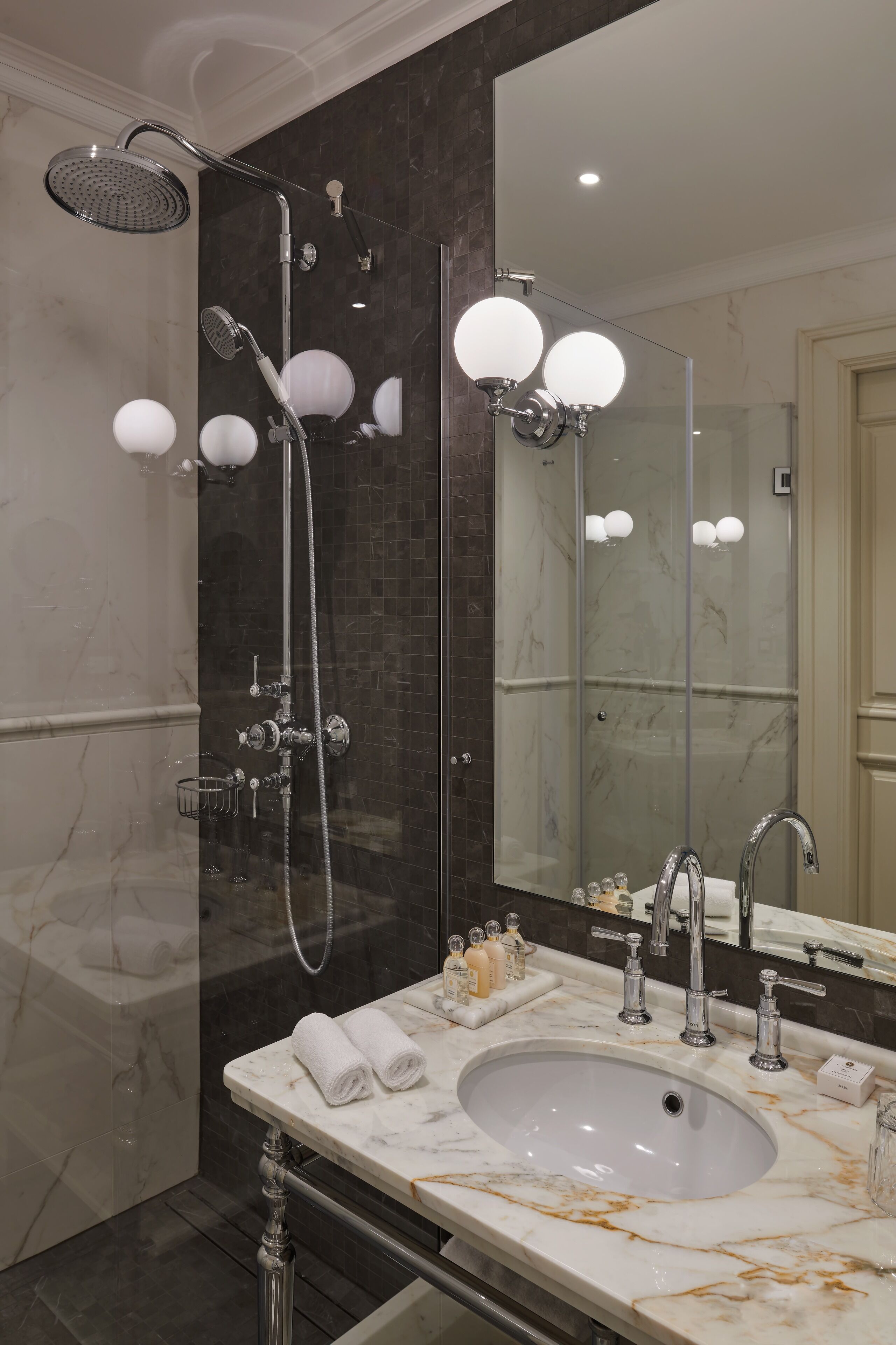 exclusive suite, balcony, sea view (elisabeth) | bathroom | combined shower/bathtub, free toiletries, hair dryer, bathrobes