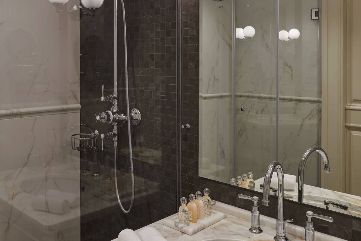 exclusive suite, balcony, sea view (elisabeth) | bathroom | combined shower/bathtub, free toiletries, hair dryer, bathrobes