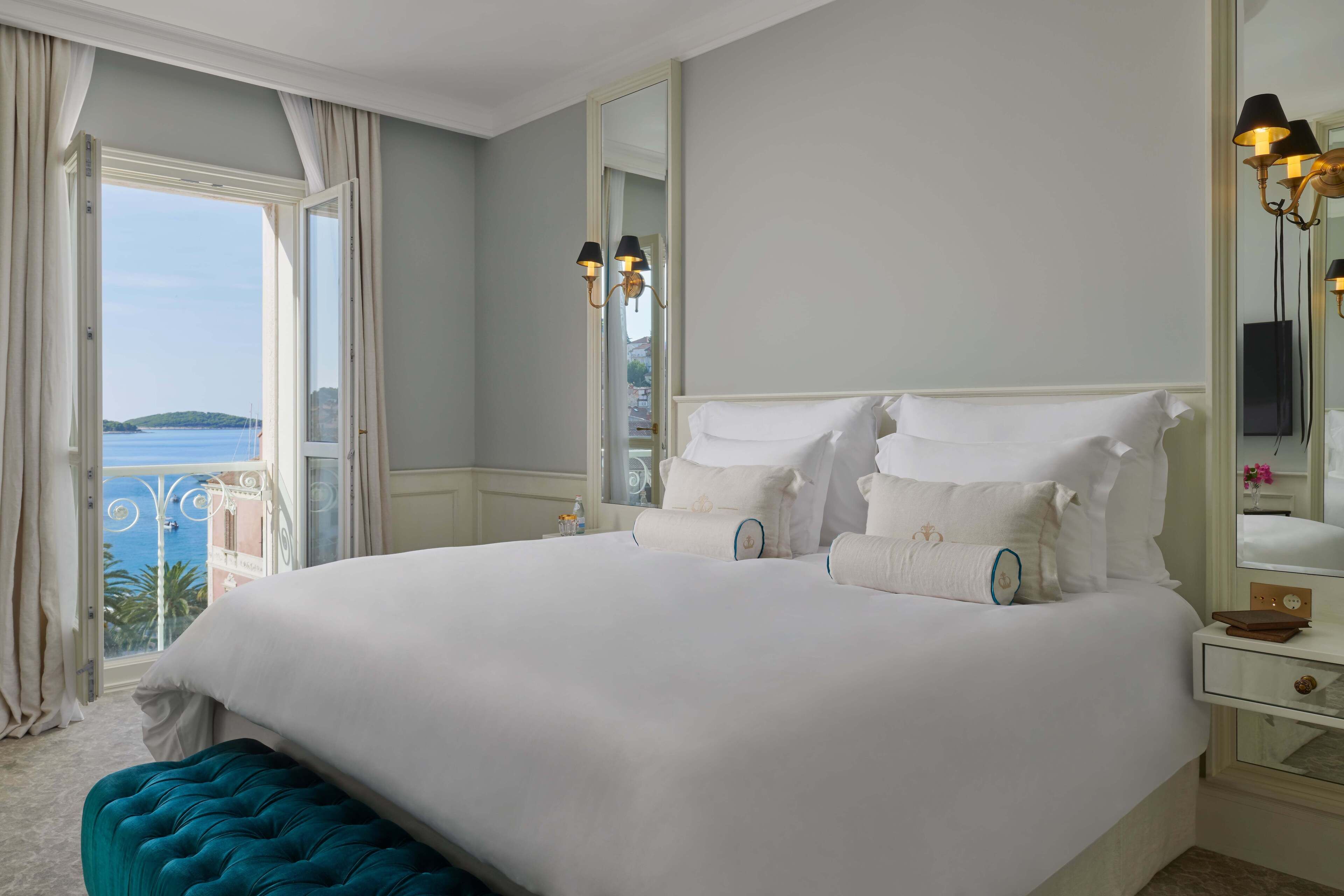 deluxe suite, sea view | 1 bedroom, hypo-allergenic bedding, minibar, in-room safe