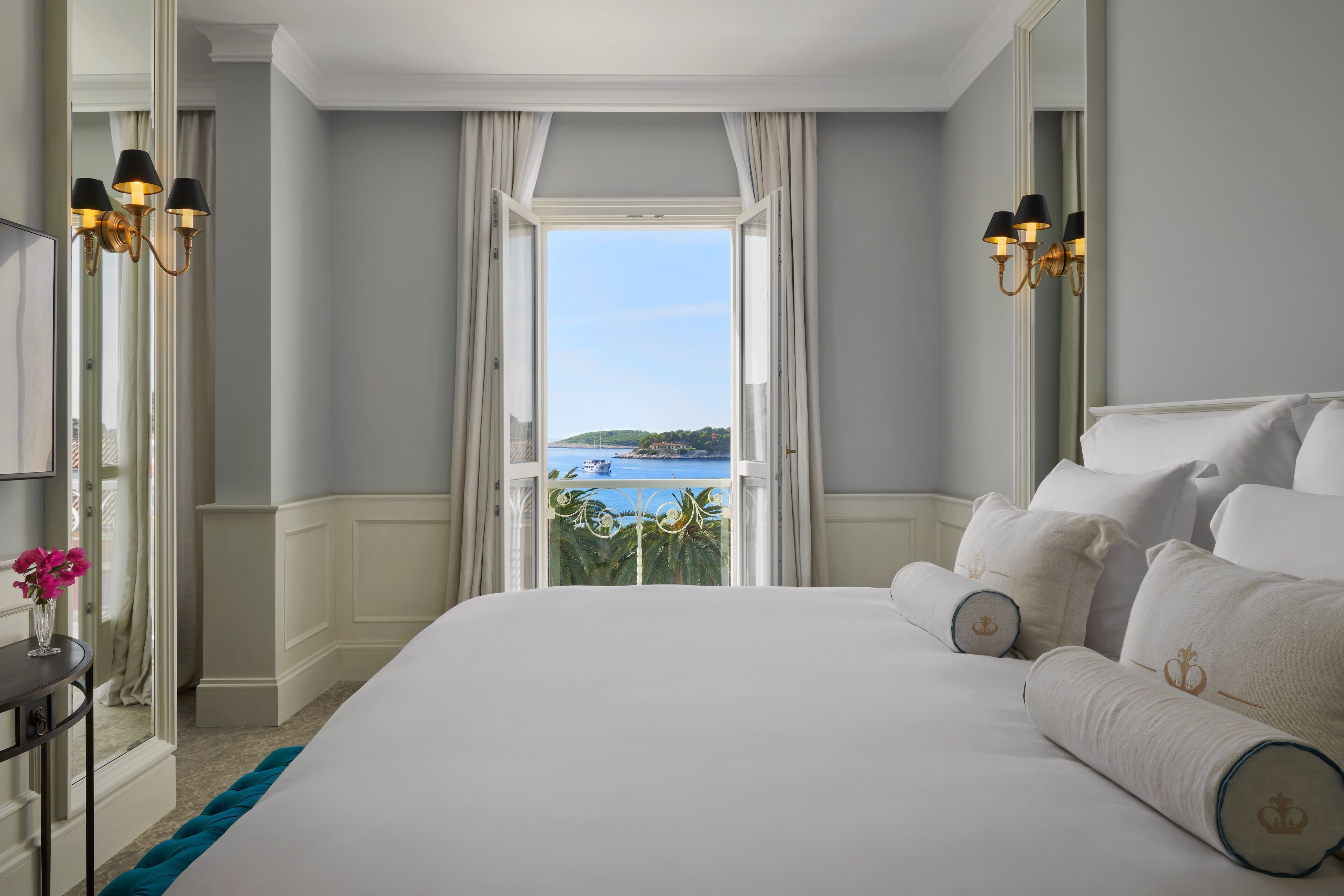 deluxe suite, sea view | 1 bedroom, hypo-allergenic bedding, minibar, in-room safe