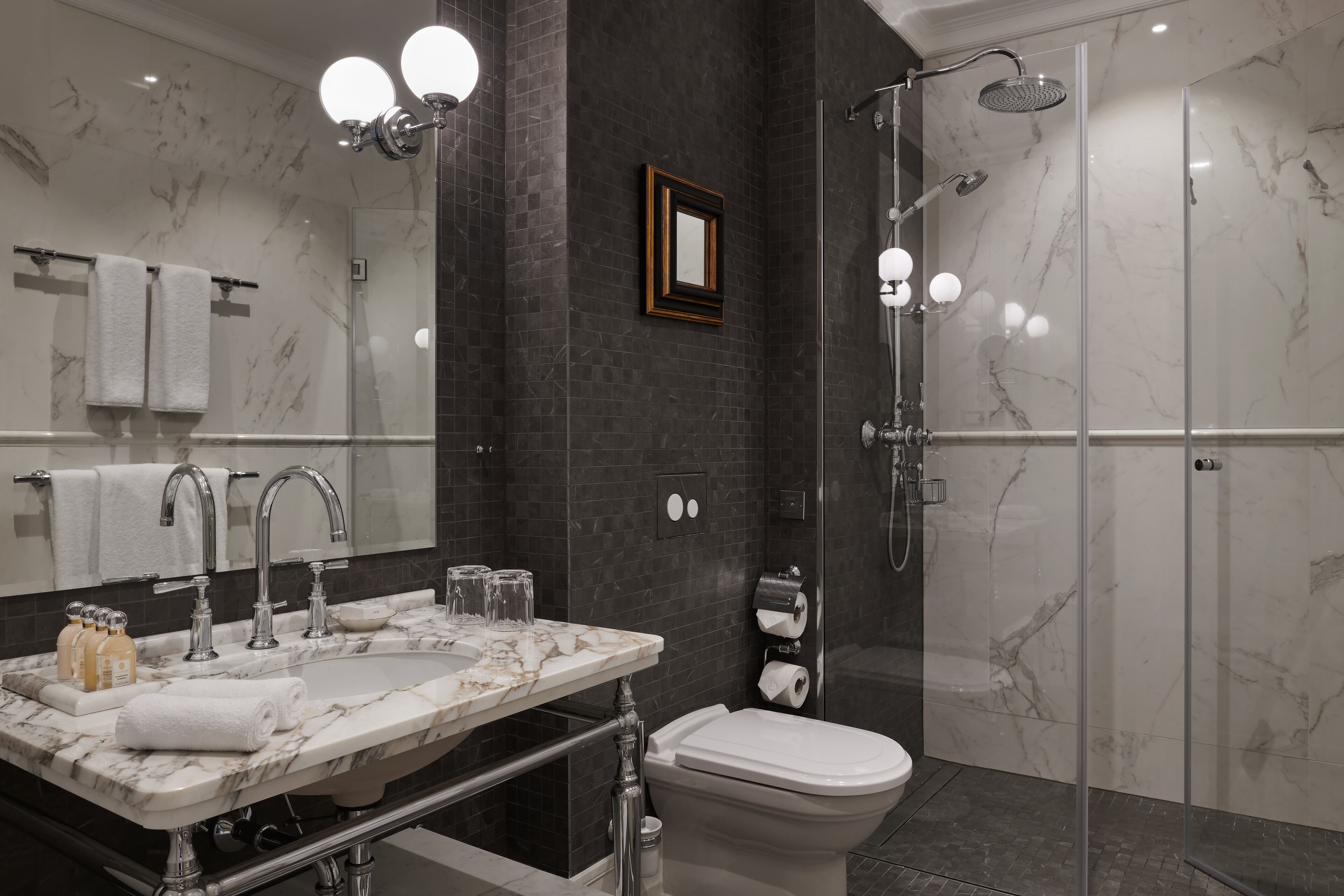 deluxe suite, city view | bathroom | combined shower/bathtub, free toiletries, hair dryer, bathrobes