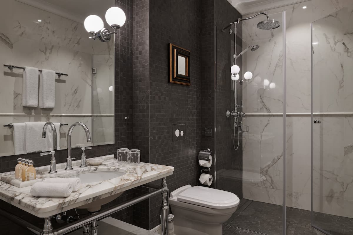 deluxe suite, city view | bathroom | combined shower/bathtub, free toiletries, hair dryer, bathrobes