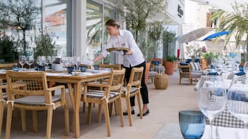 مطعم