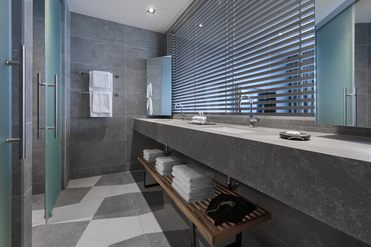 penthouse suite, balcony, sea view | bathroom | shower, free toiletries, hair dryer, bathrobes