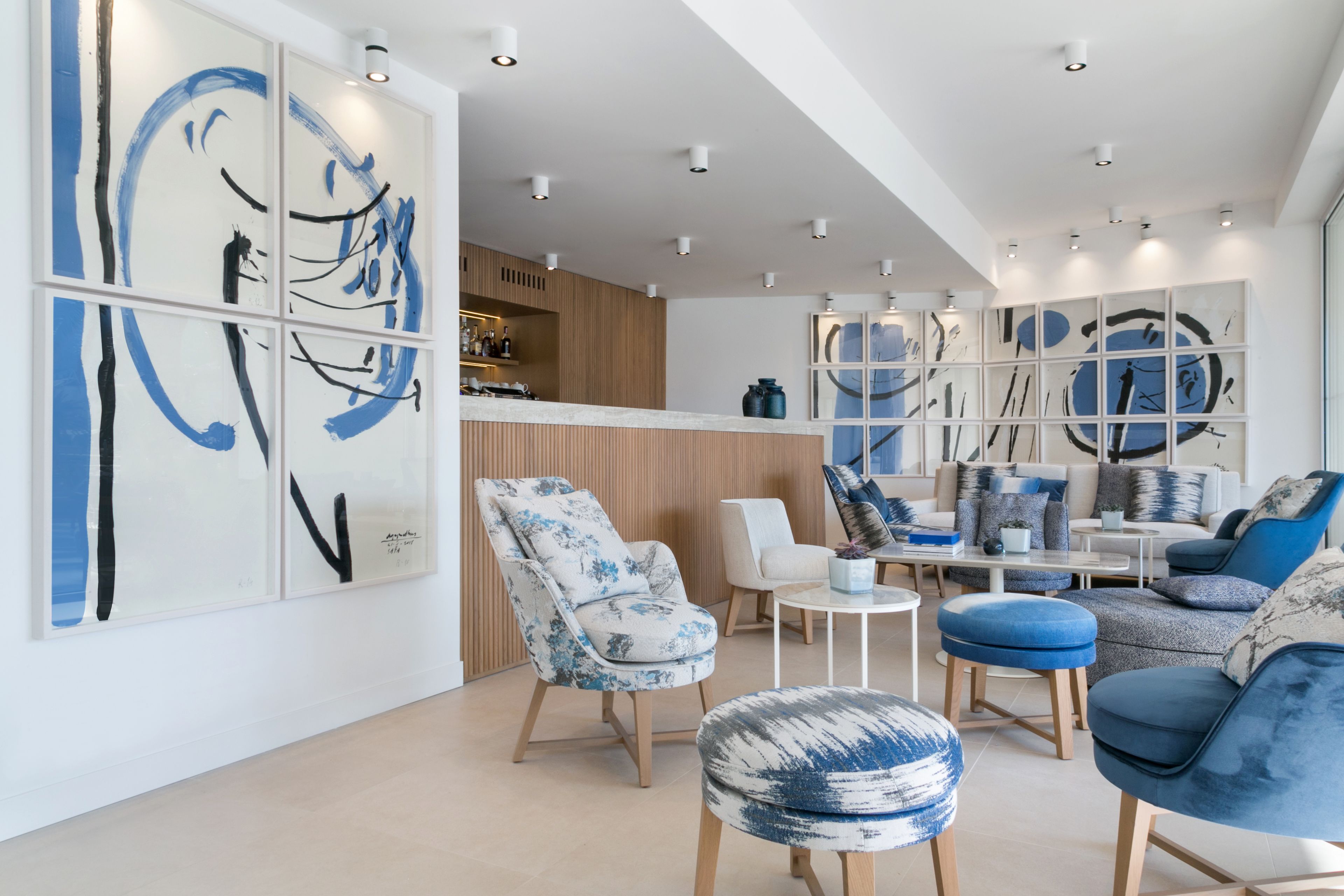 2 bars/lounges, poolside bar