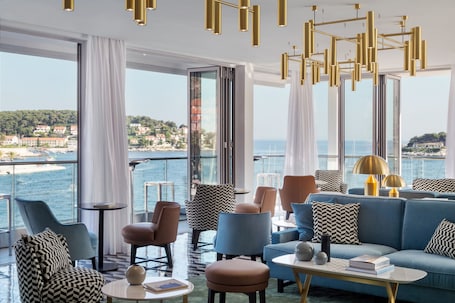 2 bars/lounges, poolside bar. Adriana Hvar Spa Hotel