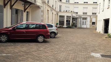 Parking (toeslag) kost EUR 9.00 per dag