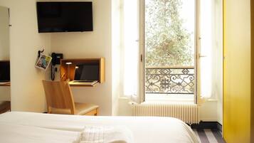 Chambre simple seulement accessible par escalier