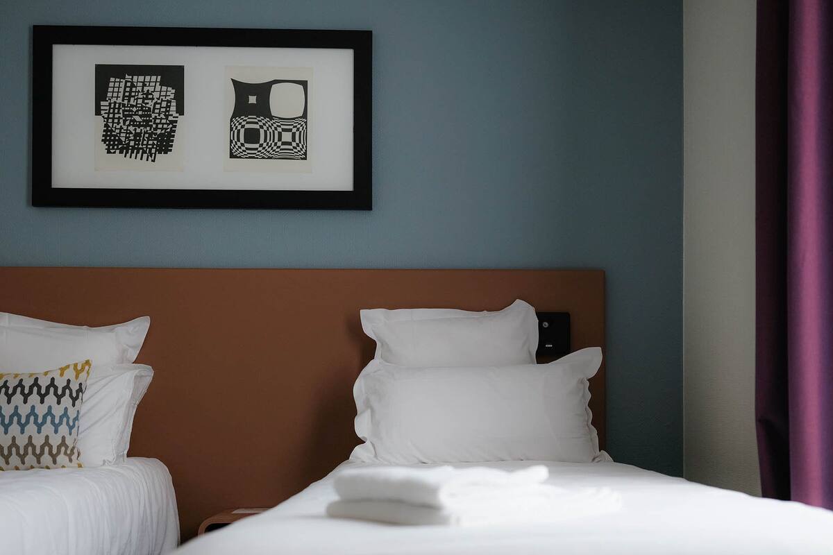 Rom – comfort, 2 enkeltsenger | Sengetøy av topp kvalitet, safe på rommet og skrivebord