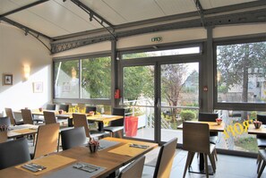朝食 (ビュッフェ)、毎日提供 (有料)