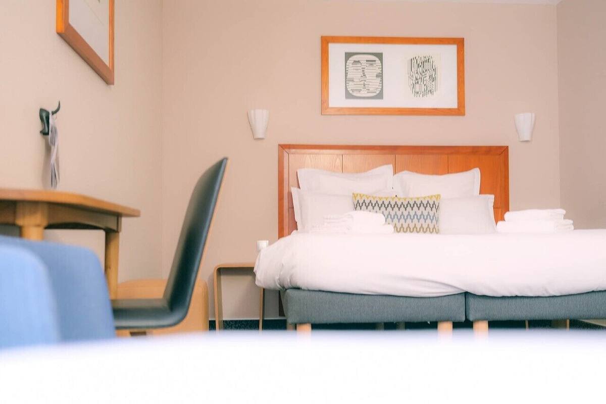 Sengetøy av topp kvalitet, safe på rommet og skrivebord