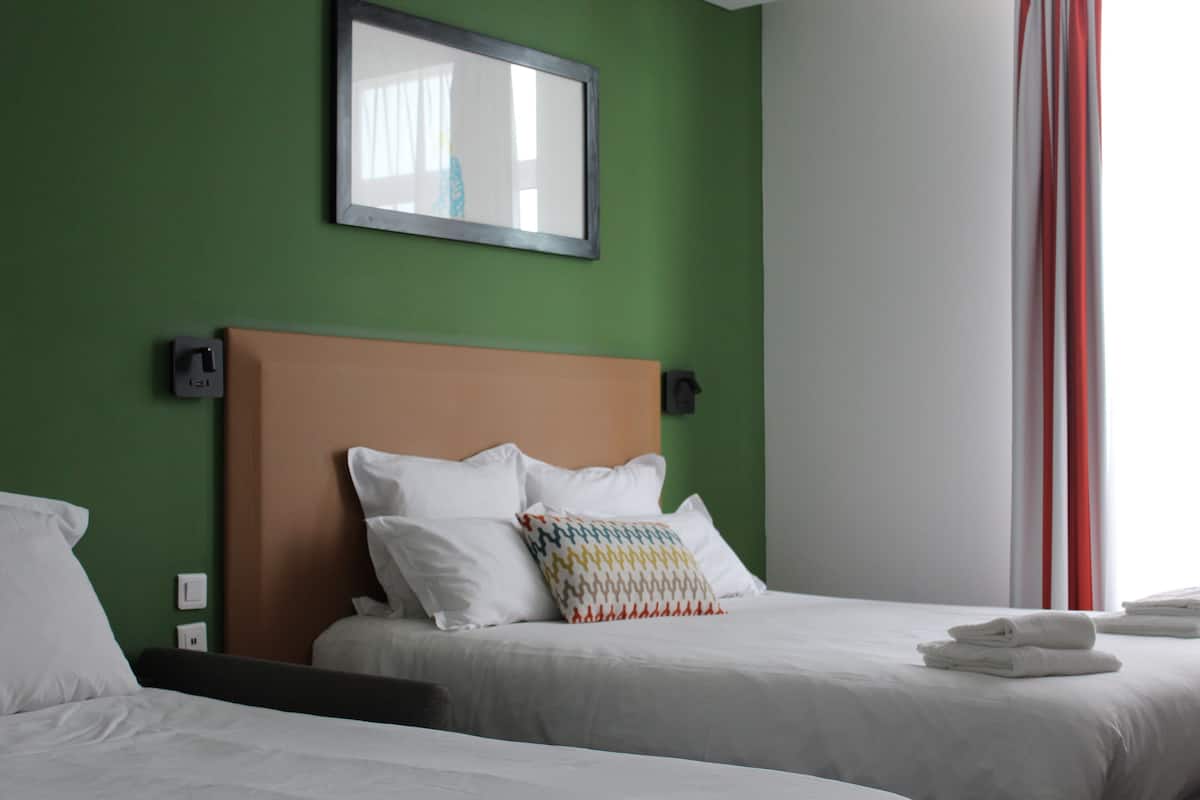 Habitación cuádruple | Ropa de cama de alta calidad y caja de seguridad en la habitación