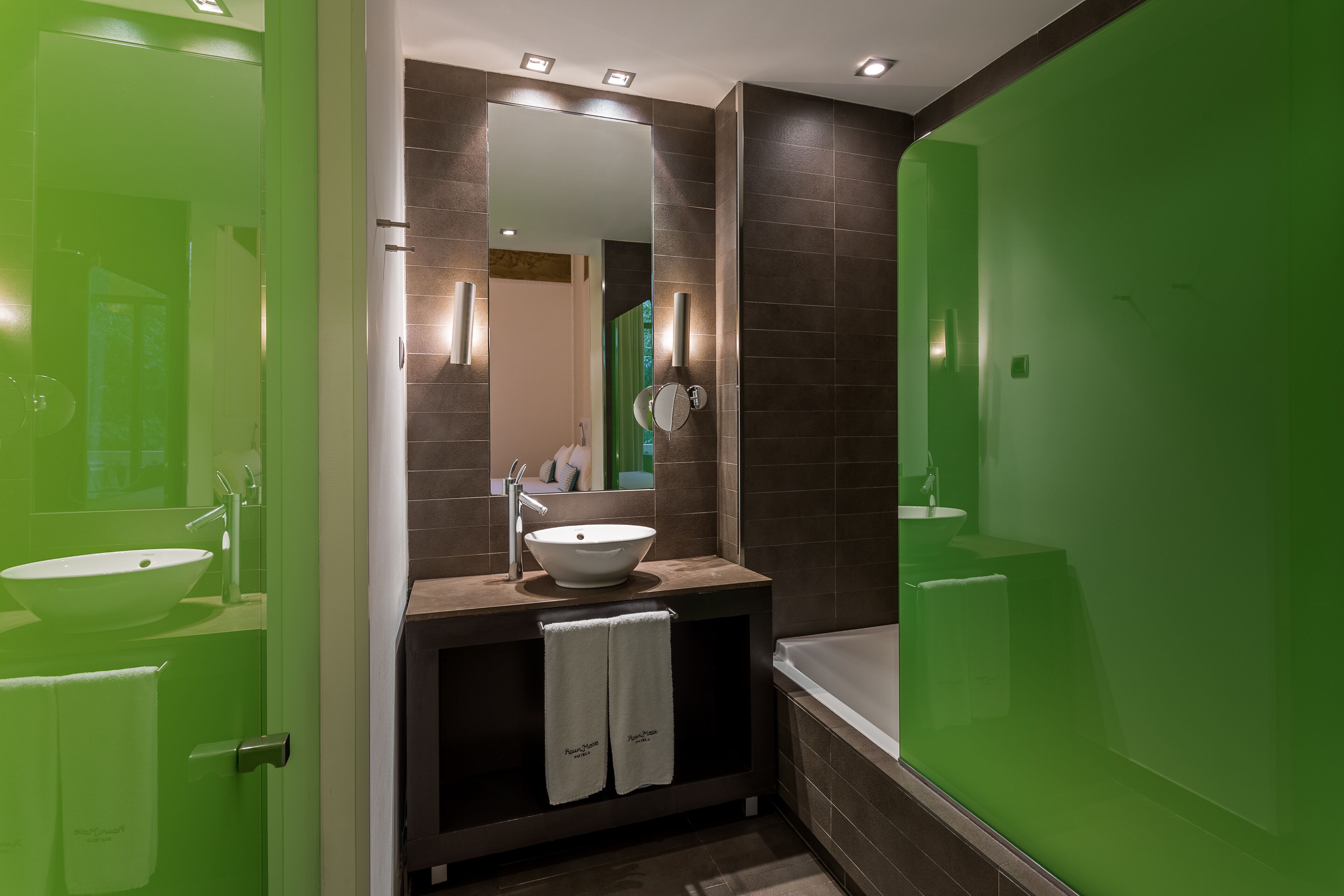 junior suite, balcony | bathroom | eco-friendly toiletries, hair dryer, towels