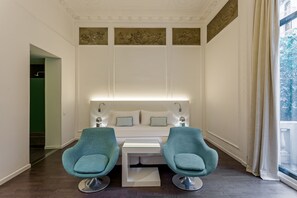 Junior Suite, Balcony | Minibar, in-room safe, desk, blackout curtains - Room Mate Carla, Barcelona (Barcelona)