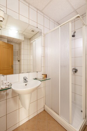 Douche, articles de toilette gratuits, sèche-cheveux