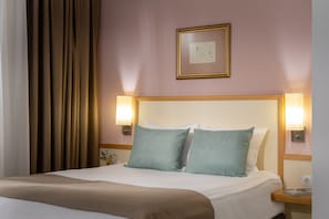 Executive Studio Suite | Desk, free WiFi, bed sheets