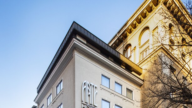 Hotel d'estil arquitectònic clàssic, amb una entrada destacada i nombroses finestres.
