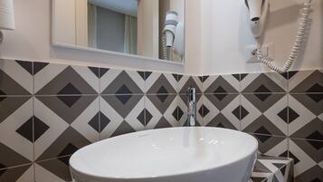 Classic-Doppelzimmer, 1 Doppelbett | Badezimmer | Dusche, kostenlose Toilettenartikel, Haartrockner, Bidet