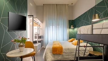 Economy-Vierbettzimmer | Daunenbettdecken, Minibar, Zimmersafe, Schreibtisch