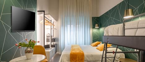 Quadrupla Economy | Copriletto in piuma, minibar, una cassaforte in camera, una scrivania