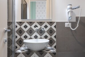 Comfort Twin kamer | Badkamer | Een douche, gratis toiletartikelen, een haardroger, een bidet